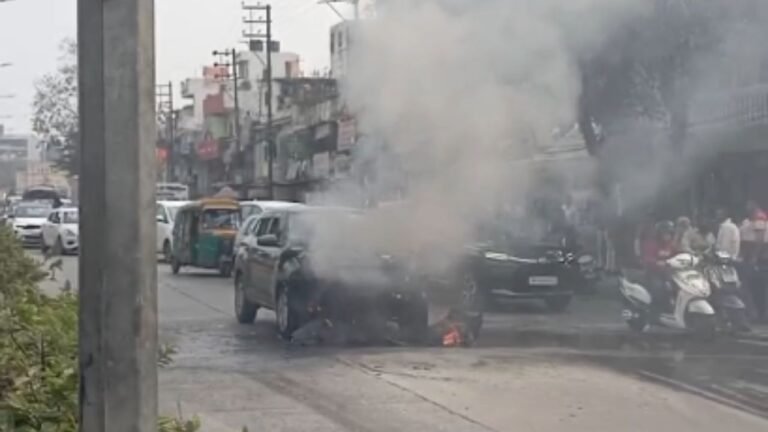 fire in a moving car : इंदौर के बंगाली चौराहे पर चलती क्रेटा कार में लगी भीषण आग, पूरी गाड़ी जलकर हुई खाक