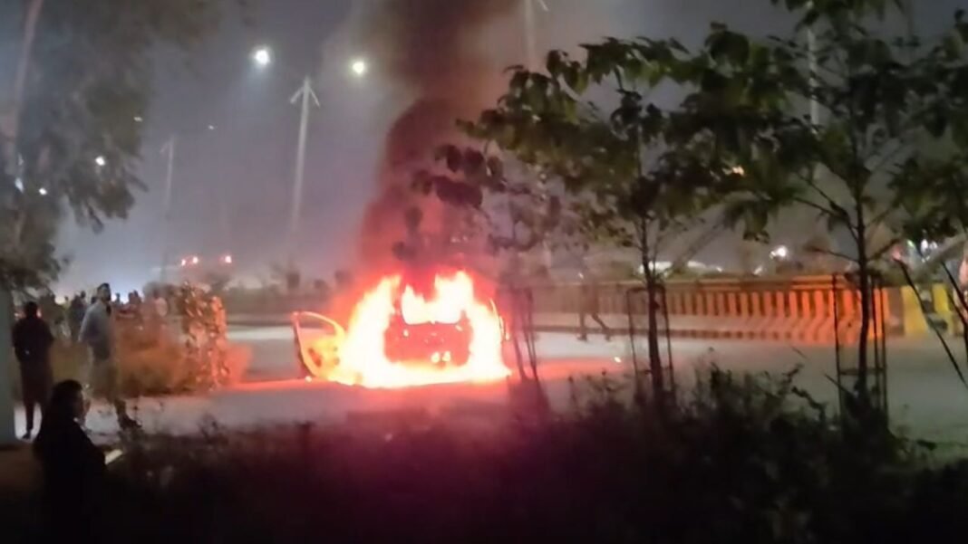 Rewa Breaking : चोरहटा थाना क्षेत्र में चलती कार बनी आग का गोला, बड़ा हादसा टला; शॉर्ट सर्किट की आशंका