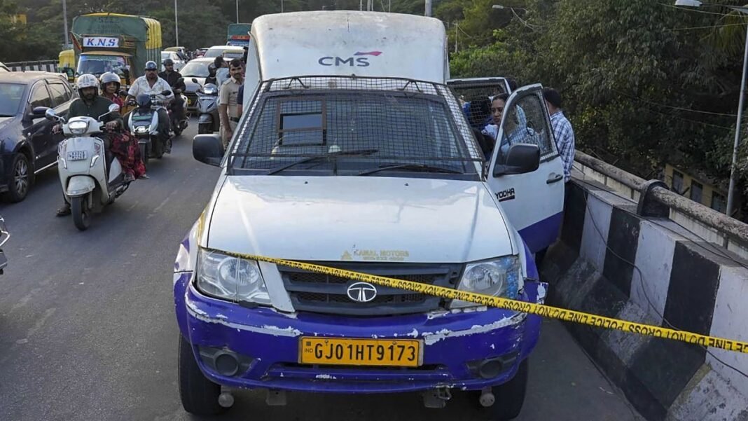 High-Profile Robbery : बेंगलुरु में हाई-प्रोफाइल लूट : RBI अधिकारी बनकर बदमाश कैश वैन से ₹7.1 करोड़ लेकर फरार