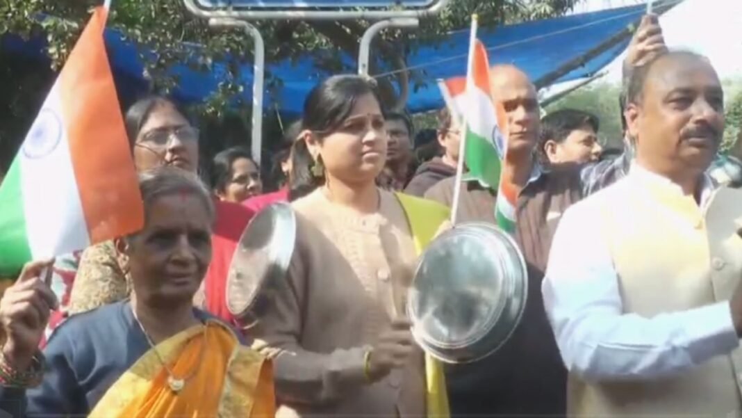 sanvida karmachari : संविदा कर्मचारियों ने घंटी-थाली बजाकर किया प्रदर्शन, ‘सरकार को जगाने’ का प्रयास