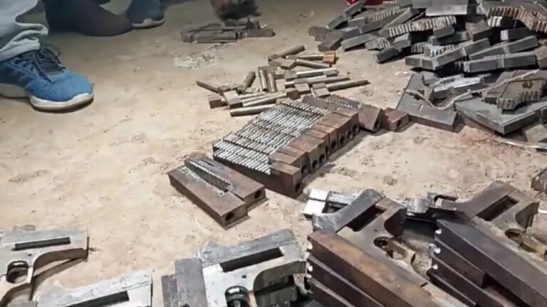 Gun Factory : गिरिडीह में मिनी गन फैक्ट्री का भंडाफोड़, 6 कारीगर गिरफ्तार; इन जगहों तक होती थी हथियारों की सप्लाई