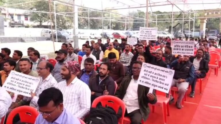 contractual employees : भोपाल में संविदा कर्मचारियों का शक्ति प्रदर्शन, सरकार से स्पष्ट नीति और स्थायीकरण की मांग