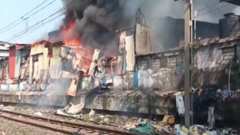 mumbai dharavi fire : मुंबई के धारावी में भीषण आग, हार्बर लाइन की लोकल ट्रेन सेवाएं प्रभावित — रेस्क्यू ऑपरेशन जारी