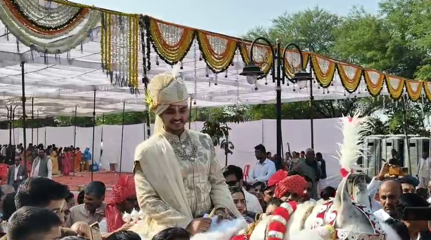 सामूहिक विवाह सम्मेलन में CM मोहन यादव के बेटे ने लिए 7 फेरे, 8 राज्यपाल और 11 मुख्यमंत्री रहे उपस्थित