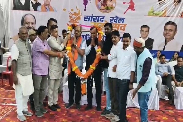 Sports Festival : रायपुर सांसद बृजमोहन अग्रवाल ने भाटापारा में खेल महोत्सव में विजेताओं को सम्मानित किया
