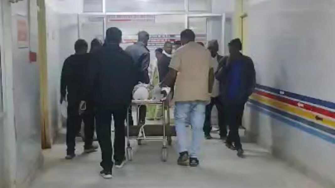 land dispute : ज़मीन विवाद में खूनी संघर्ष : गंभीर घायल अधेड़ की मौत, गाँव में तनाव