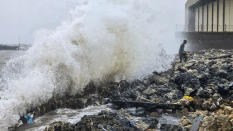 Cyclone Ditwah : साइक्लोन दितवाह का कहर: तमिलनाडु में 3 की मौत, 57,000 हेक्टेयर खेत डूबे; तटों से आज शाम टकराएगा तूफान