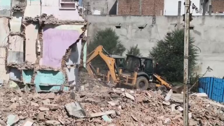 Illegal Construction : महाकाल मंदिर मार्ग पर अवैध निर्माण पर चला प्रशासन का बुलडोजर, 12 बिल्डिंगें जमींदोज