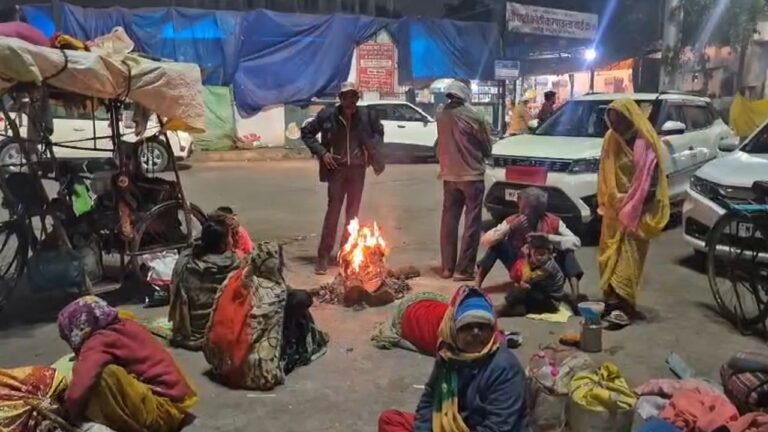 Bitter Cold : कड़ाके की ठंड में रक्षक बना रीवा नगर निगम, बेसहारा लोगों को रात 9 से 11 बजे मोबाइल वैन से मिल रहा आश्रय