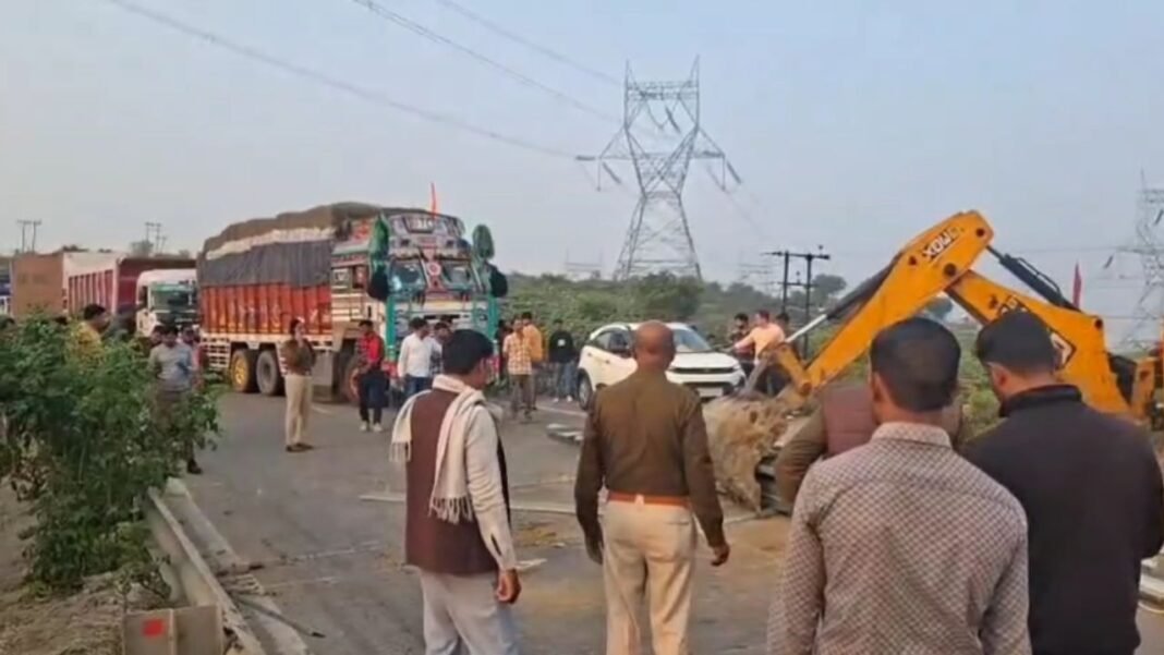 road accident : भयानक सड़क हादसा : ग्वालियर में ट्रैक्टर ट्रॉली पलटी, 3 मजदूरों की मौत, 2 घायल