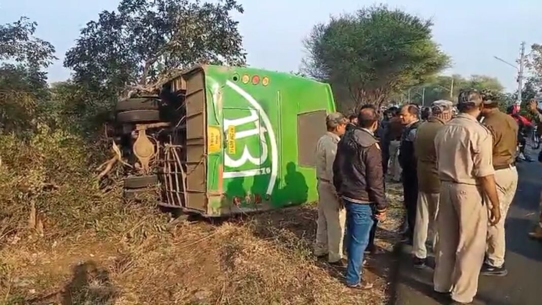 high speed bus : जबलपुर से डिंडोरी जा रही तेज रफ्तार बस खमरिया में पलटी, 15 से अधिक घायल