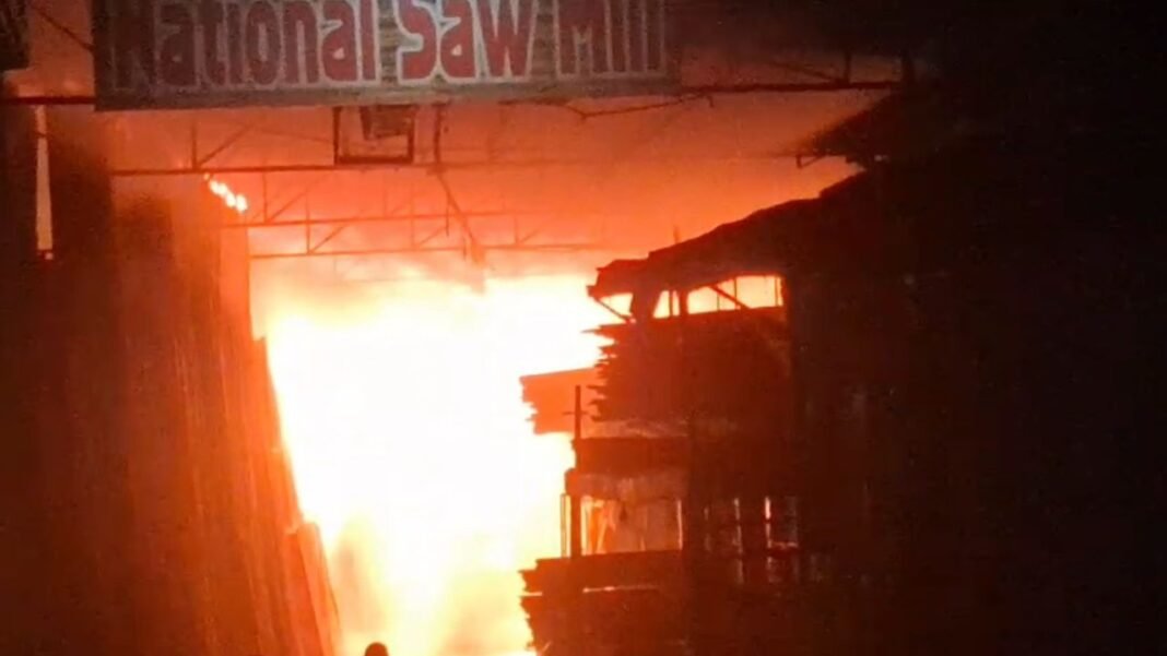 National Show Mill fire : भारत टॉकीज रोड पर भीषण आग, नेशनल शो मिल समेत 2-3 लकड़ी के टाल जलकर खाक