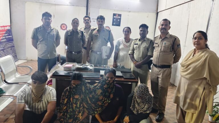 Fake Matrimonial Call Centers : इंदौर में फर्जी मैट्रिमोनियल कॉल सेंटर का पर्दाफाश, पति-पत्नी और साली गिरफ्तार