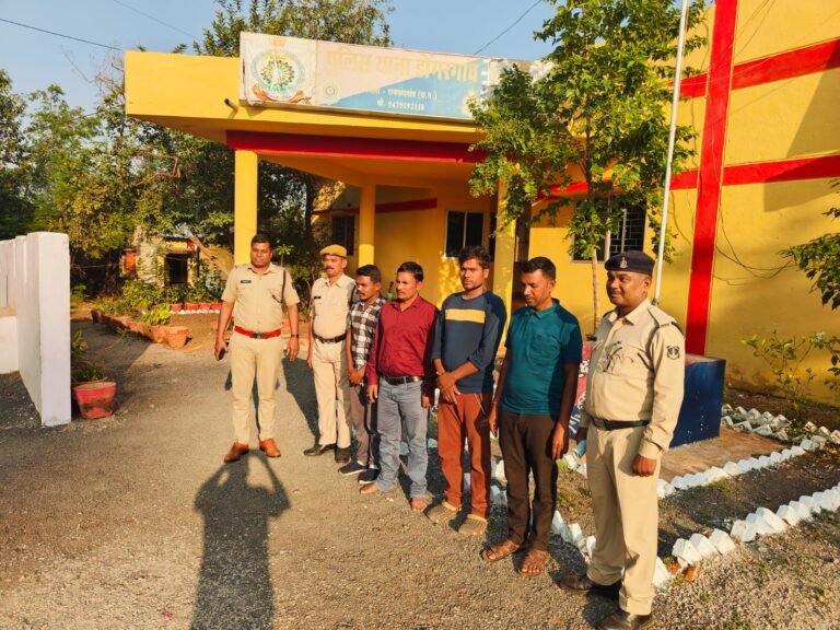 Rajnandgaon District Police : डोंगरगांव पुलिस की बड़ी कार्रवाई : गुण्डा-बदमाशों का परेड कराकर प्रतिबंधात्मक एक्शन, चार आरोपी जेल भेजे गए