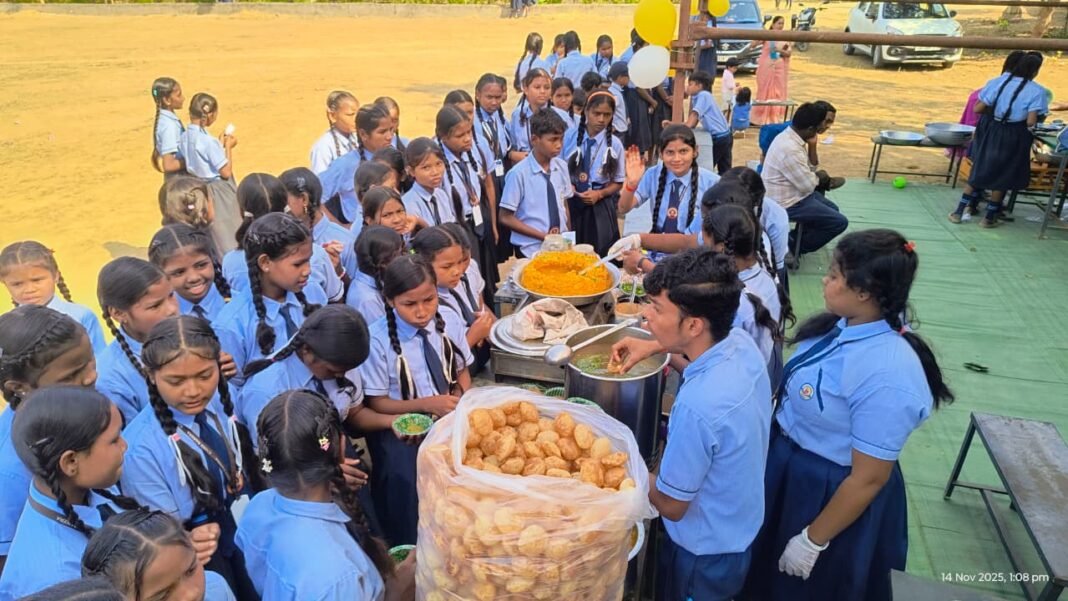 Children’s Day : सेजेस रायकेरा में भोजन कराकर एवं आनंद मेला लगाकर मनाया गया बाल दिवस
