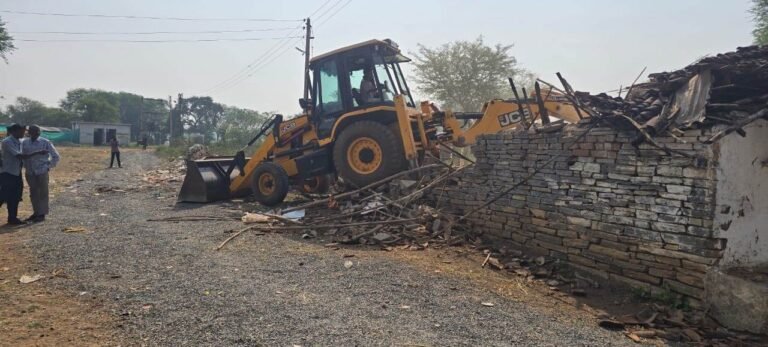 Village encroachment : राजनांदगांव : डोंगरगांव के अर्जुनी गांव में अतिक्रमण पर कार्रवाई, महतारी सदन की जमीन हुई मुक्त