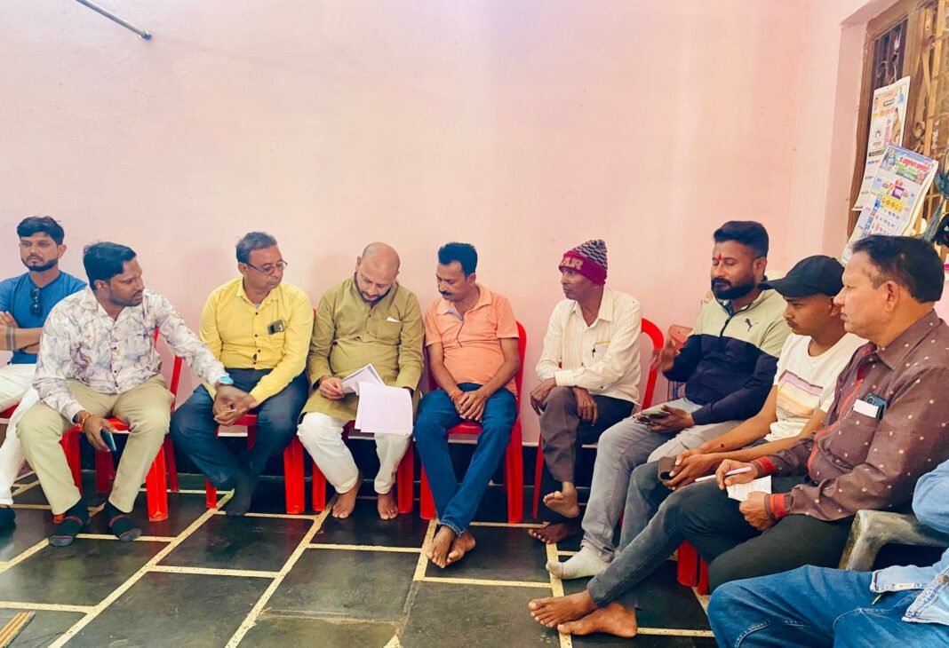 harassment of moneylenders : सूदखोरों की प्रताड़ना से किसान की मौत, निखिल द्विवेदी ने परिवार से मुलाकात कर न्याय की मांग की