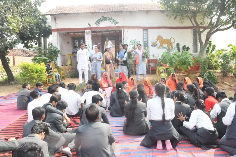Responsible Tourism : पुरवा वाटरफॉल्स में स्वच्छता अभियान, AKS यूनिवर्सिटी के विद्यार्थियों ने जाना ग्रामीण पर्यटन का मॉडल