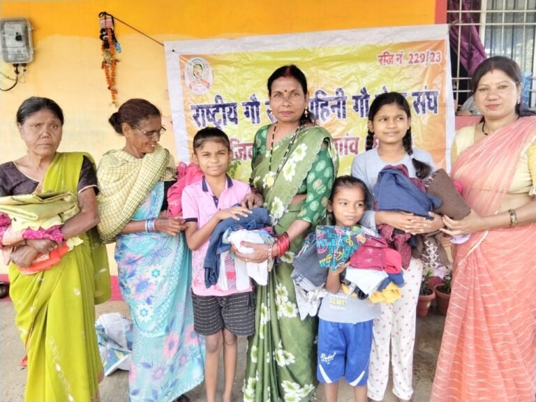 Gau Seva Sangh : राष्ट्रीय गौ रक्षा गौ सेवा संघ ने आशा नगर में बाँटे गर्म कपड़े