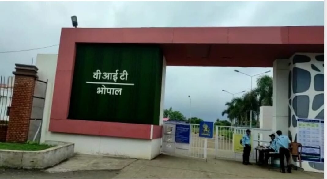 VIT University : मुख्यमंत्री की नजर में VIT मामला: प्रभारी मंत्री ने कॉलेज प्रबंधन से भी बैठक करने का किया ऐलान