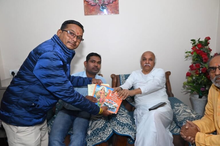 Dr. Praveen Bhai Togadia : डॉ. प्रवीण भाई तोगड़िया का बिलासपुर आगमन, ‘गृह संपर्क अभियान’ पर हुई महत्वपूर्ण चर्चा