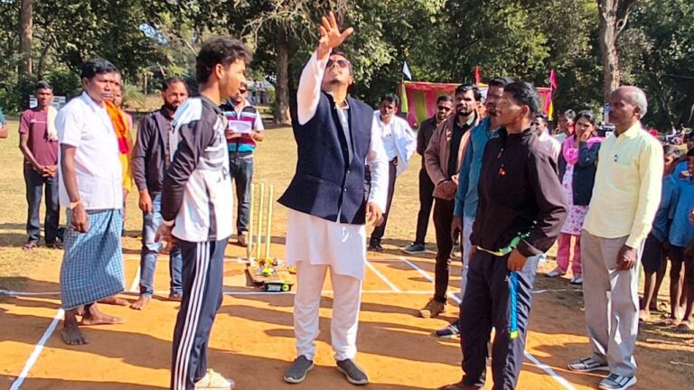 cricket competition : नालाझर क्रिकेट स्पर्धा का शानदार आगाज, उद्घाटन मैच में बरक‌ई ने मांझीआठगांव को 18 रनों से हराया
