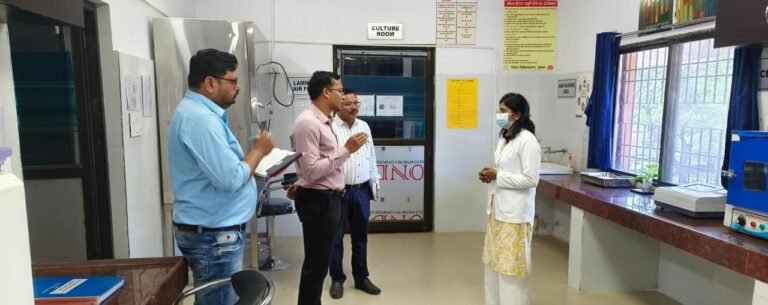 hospital surprise inspection : कलेक्टर देवेश कुमार ध्रुव ने किया जिला अस्पताल का औचक निरीक्षण, स्वास्थ्य सेवाओं में सुधार के दिए सख्त निर्देश