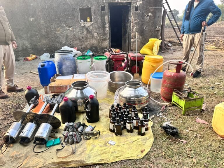 Drugs factory busted : खेत में चल रही MD ड्रग्स फैक्ट्री का भंडाफोड़, ₹30 करोड़ से अधिक की एमडी और केमिकल जब्त, तीन आरोपी गिरफ्तार