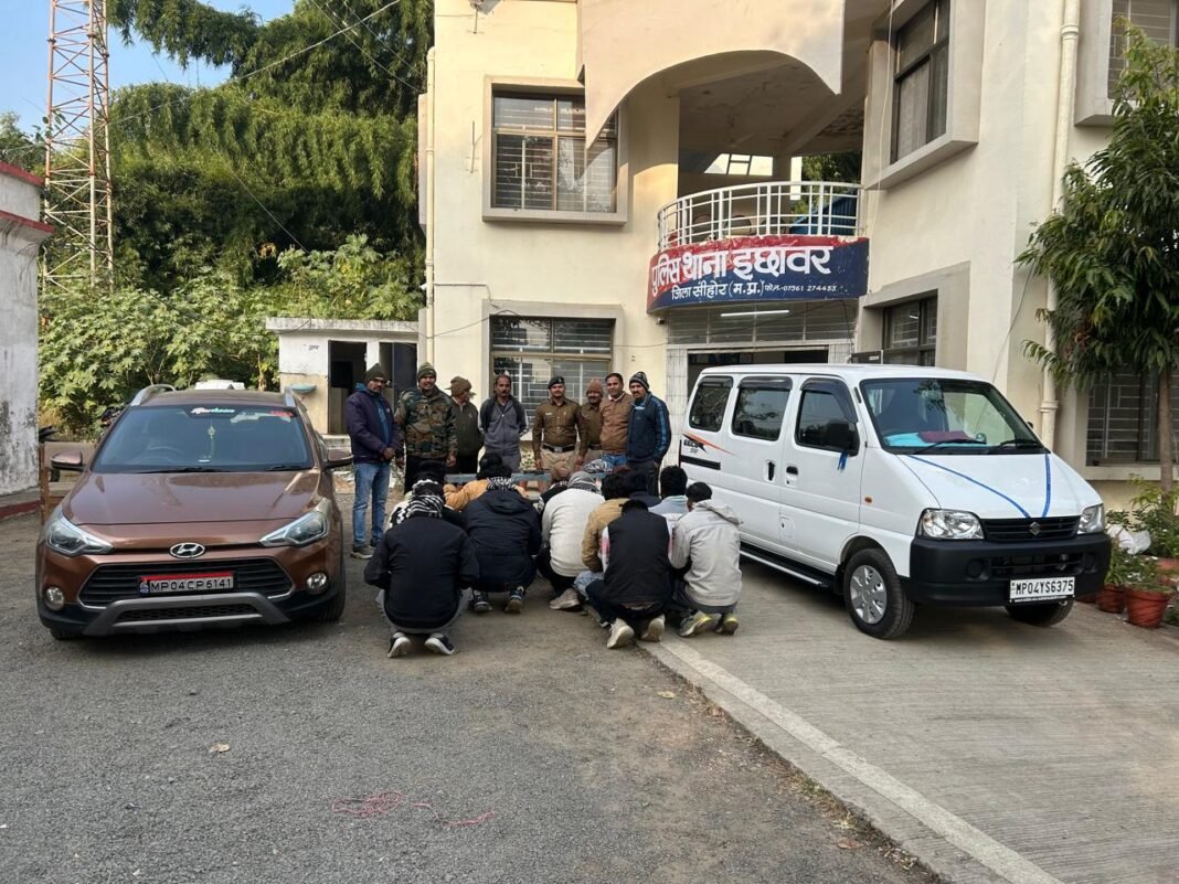 Gambling den raided : जुए के फड़ पर इछावर पुलिस का बड़ा छापा, 14 जुआरी गिरफ्तार, लाखों की नकदी और 2 कारें जब्त