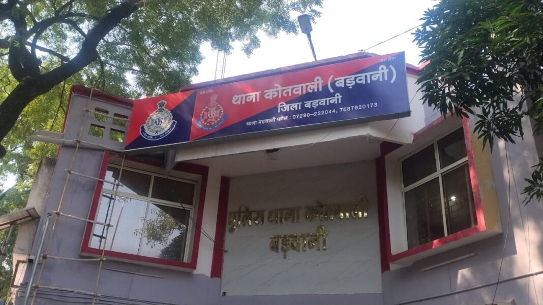 jumped into the Narmada : महिला आरक्षक का पति नर्मदा में कूदा, रात भर पेड़ पर अटका रहा; SDERF टीम ने सुरक्षित बचाया