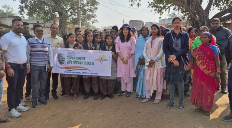 Rajnandgaon news : सीईओ जिला पंचायत सुरुचि सिंह ने ‘स्वच्छता त्यौहार’ में की शिरकत, रैली निकालकर ग्रामीणों को किया जागरूक