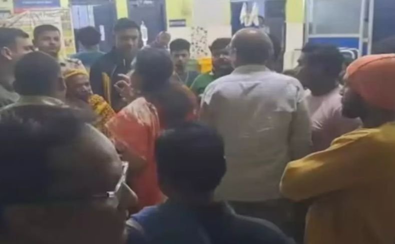 W.Bengal Rape : बंगाल में 4 साल की बच्ची के साथ दरिंदगी की हद पार! रेप कर नाली में फेंका, पुलिस पर भी सवाल …