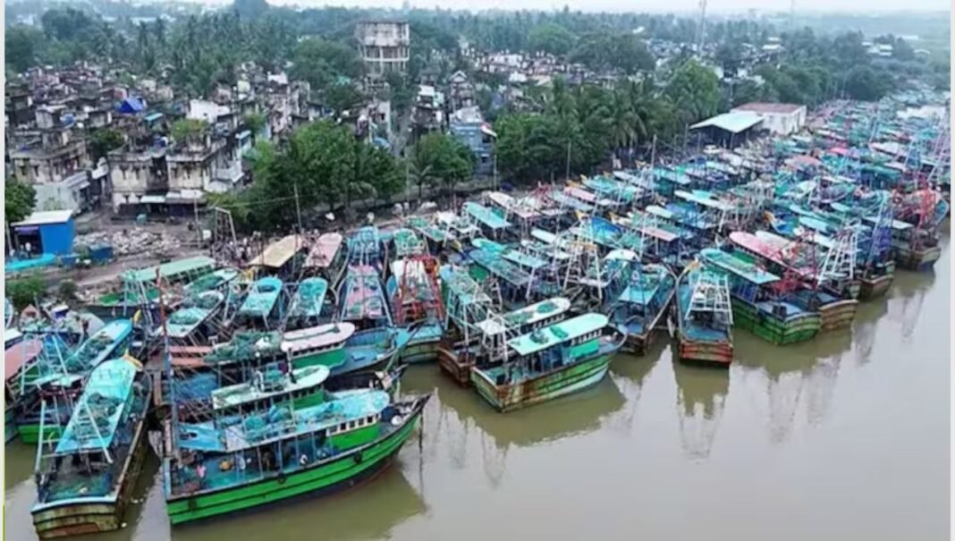 Cyclone Ditwah-Senyar : साइक्लोन दित्वा ने पकड़ा जोर, सेन्यार भी उफान पर, इन 4 राज्यों में आ रही आफत