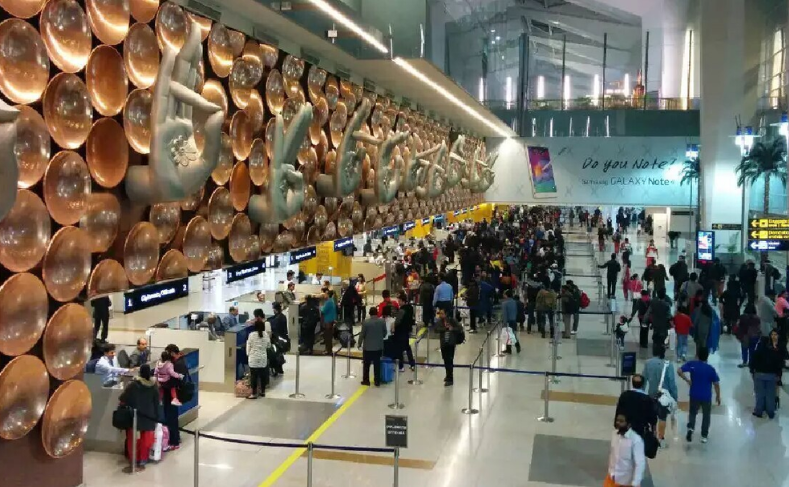 Travel Advisory : घंटों की मशक्कत के बाद दिल्ली एयरपोर्ट पर ATC सिस्टम बहाल, फ्लाइट ऑपरेशंस दुरुस्त, 800 फ्लाइट्स पर असर