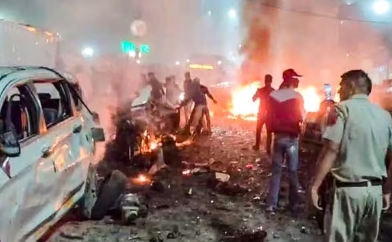 Delhi Blast Update : लाल किला ब्लास्ट में बड़ा खुलासा!अब तक 3 डॉक्टर गिरफ्तार, पुलवामा कनेक्शन और मजबूत…