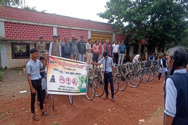 Bicycle Delivery : सेजेस साल्हेवारा में सरस्वती सायकल वितरण व एकता दिवस समारोह