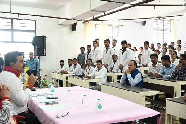 Health Services : स्वास्थ्य सेवा ही सच्ची मानव सेवा-उप मुख्यमंत्री विजय शर्मा ने चिकित्सकों संग की समीक्षा बैठक