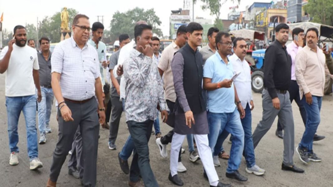 Indore Mayor : महापौर की सख्त नाराज़गी, एमपीआरडीसी अधिकारियों को लगाई फटकार — सात दिन में सर्विस रोड दुरुस्त करने के निर्देश