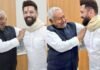 Bihar Election 2025 : जीत का इफ़ेक्ट! जब चिराग से गर्मजोशी से मिले नीतीश, कंधे पर रखा हाथ, चेहरे पर मधुर मुस्कान और लग रहे ठहाके… nitish chiraag