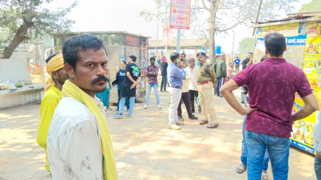 Raipur News : NIT चौपाटी की शिफ्टिंग पर व्यापारी और नेताओं का विरोध, सड़क पर धरना