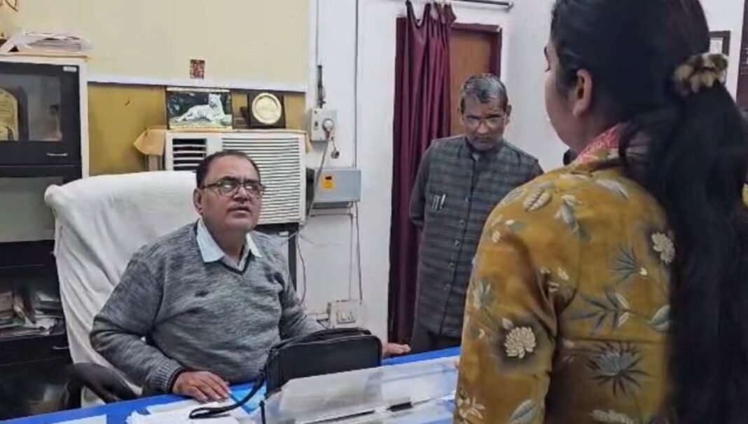 Rewa News : रीवा में शिक्षा विभाग कर रहा गजब कांड! रात के अंधेरे में हो रही ज्वाइनिंग, तो एक ही दिन में लग रही पूरे महीने की हाजिरी