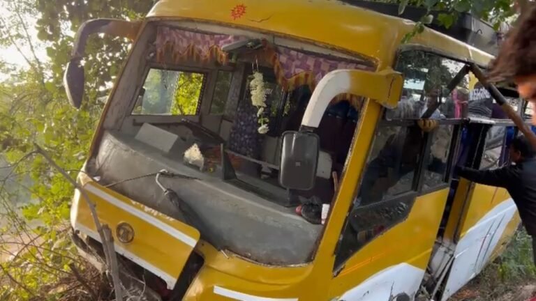 Tikamgarh news : तेज रफ्तार यात्री बस पलटी, 10 यात्रियों को मामूली चोटें