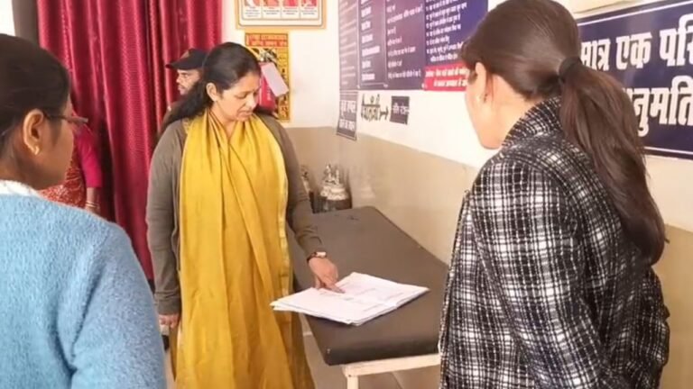 Surprise inspection : नवजात के टीकों में देरी और स्टाफ की गायब उपस्थिति—कलेक्टर ने दिए सख्त कार्रवाई के आदेश
