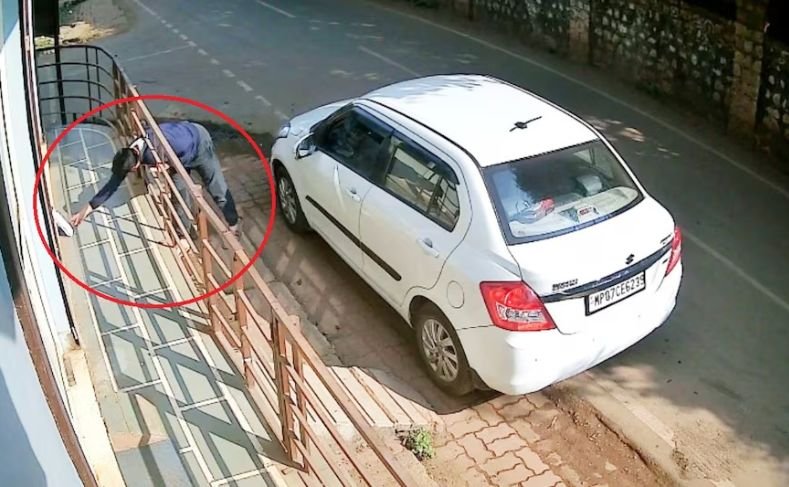 शिवपुरी में अनोखी चोरी: कार से आकर वकील के ऑफिस से चुराया अखबार, CCTV में कैद हुई करतूत