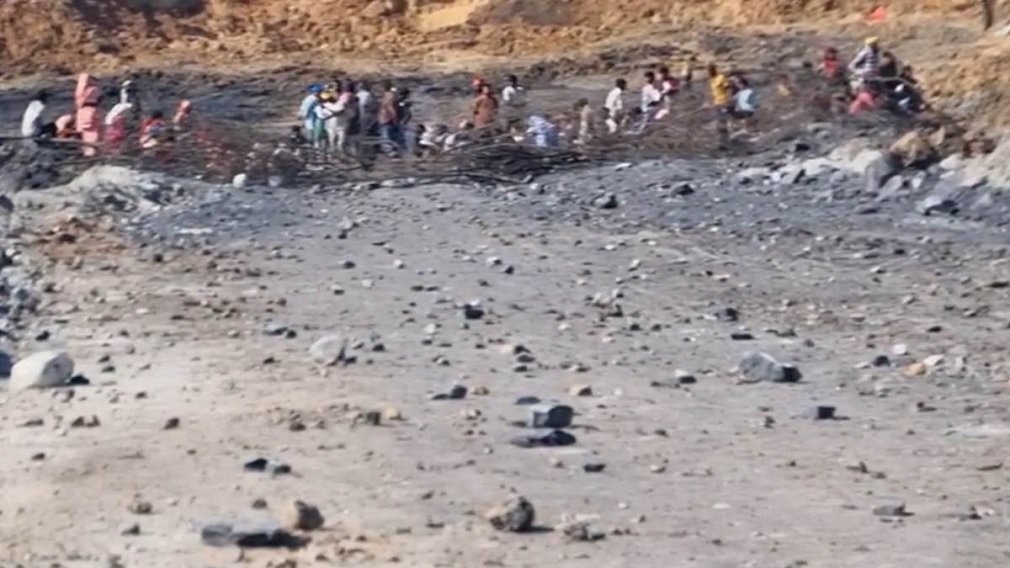 CG NEWS : कोयला खदान विस्तार का विरोध,लाठी–डंडे और कुल्हाड़ियों से पुलिस पर हमला, कई घायल