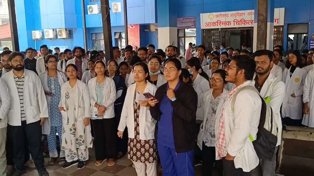 CG NEWS : लैब टेक्नीशियन द्वारा मारपीट के विरोध में सिम्स के जूनियर डॉक्टर काम बंद हड़ताल पर