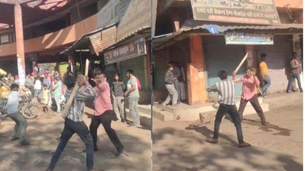 Kawardha News : बस स्टैंड में दिनदहाड़े मारपीट का वीडियो वायरल, पैसे छीनने की कोशिश के बाद लाठी-डंडों से हमला