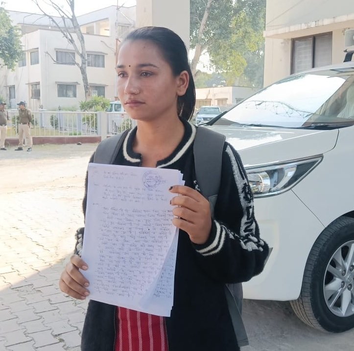 rewa news: रीवा के चौरहटा थाने की प्रताड़ना से तंग युवती ने SP ऑफिस में मांगी इच्छा मृत्यु, बोलीं पुलिस ने फर्जी FIR कर भविष्य बर्बाद किया’