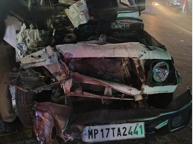 Mauganj News : रामलला तक पहुँचने से पहले ही मौत ने रोक ली राह: एक ही परिवार के 2 सदस्यों सहित वाहन चालक की दर्दनाक मौत, 8 घायल; हादसे के बाद मोबाइल–पर्स भी लूटे