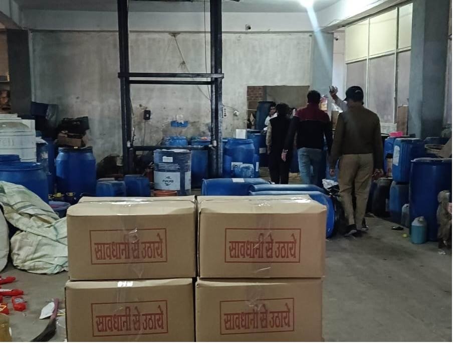 Mahu News : महू में बिना अनुमति एसिड बनाने वाली फैक्ट्री सील, 9 टैंकों में मिला अवैध एसिड